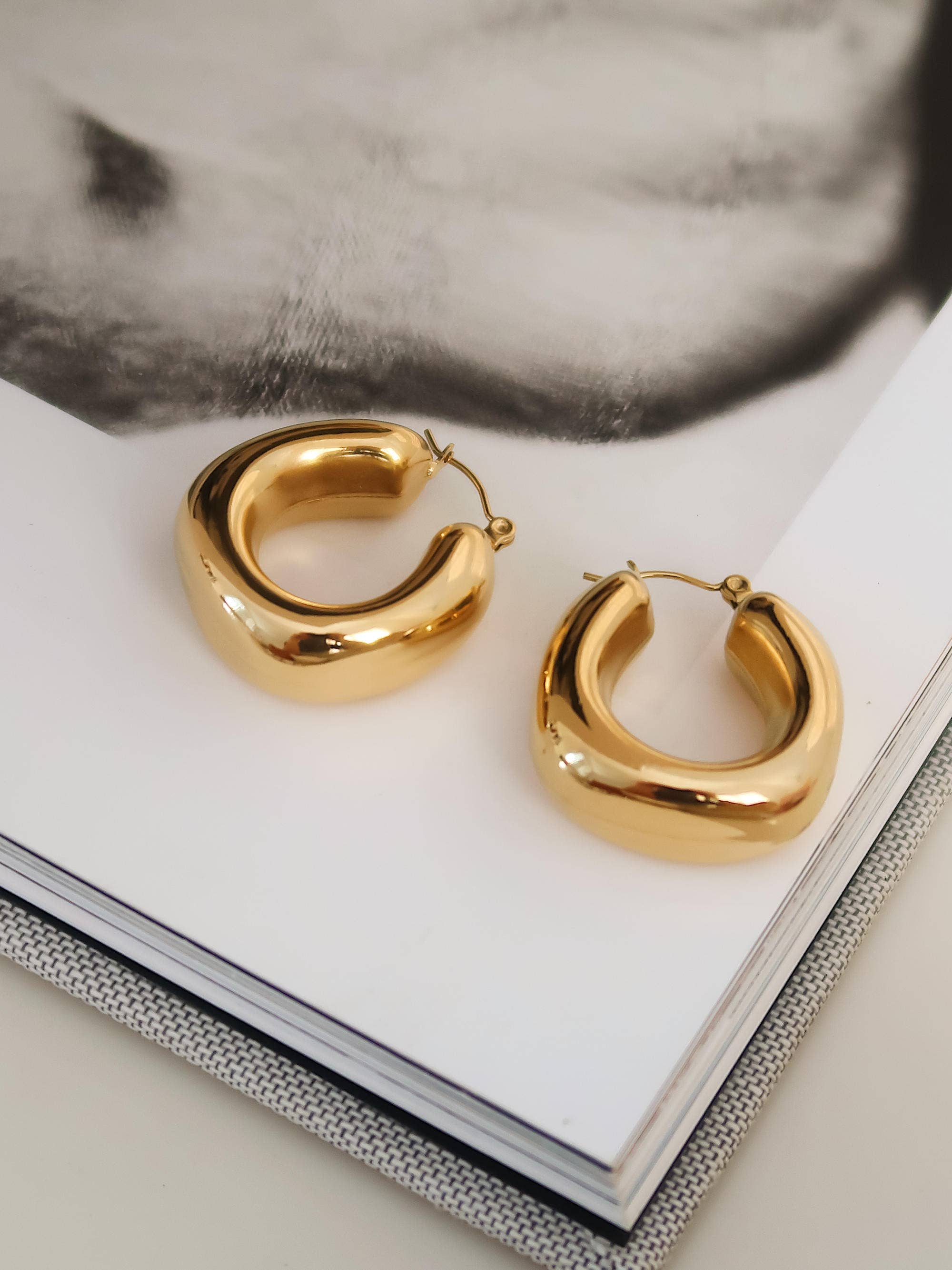 Hunter 18K Gold Non-Tarnish Classic U Hoop Earring: Yellow Gold