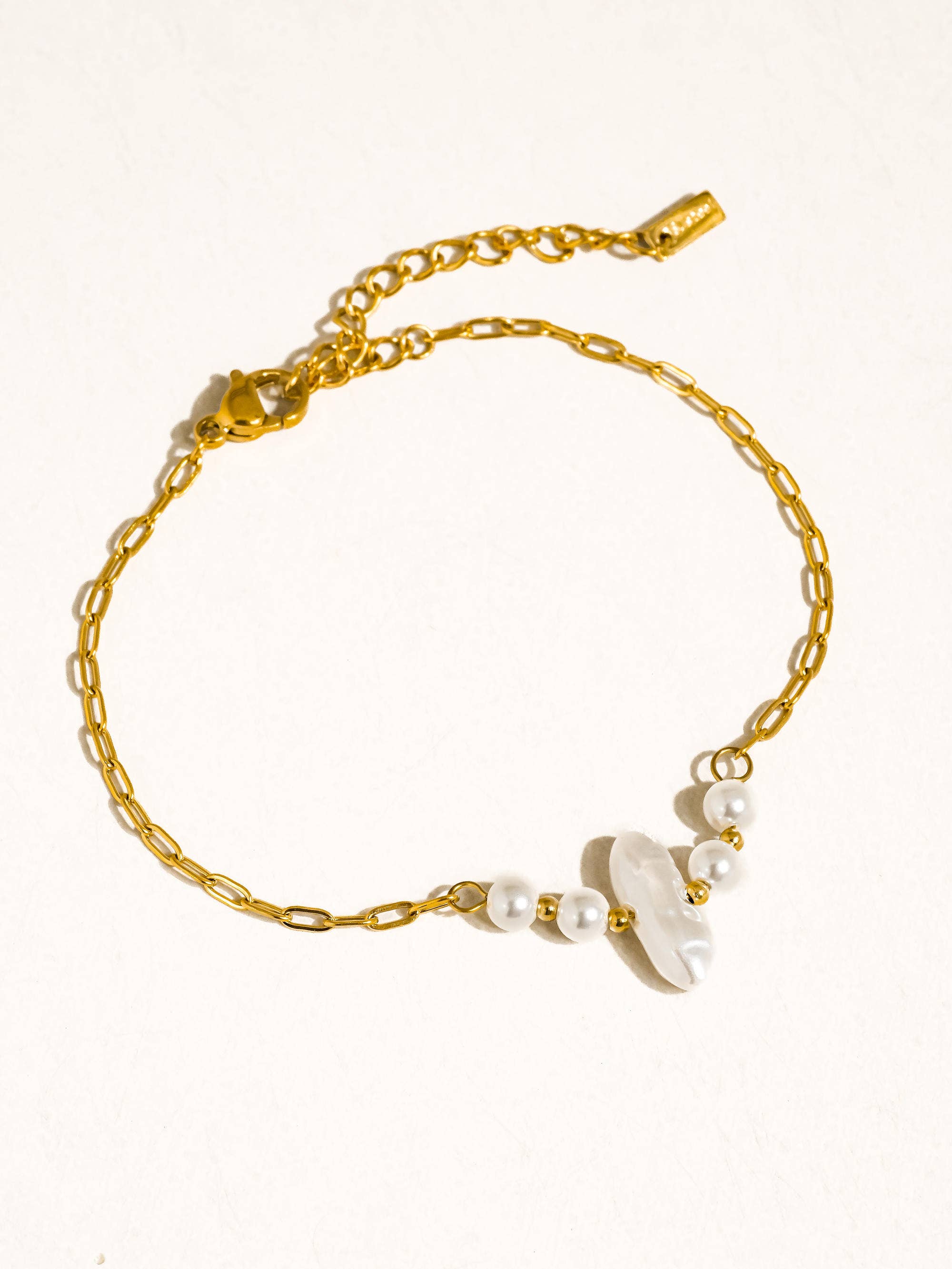 18K Gold Non-Tarnish Pearl Chain Bracelet: Yellow Gold / Lexa Long Pearl